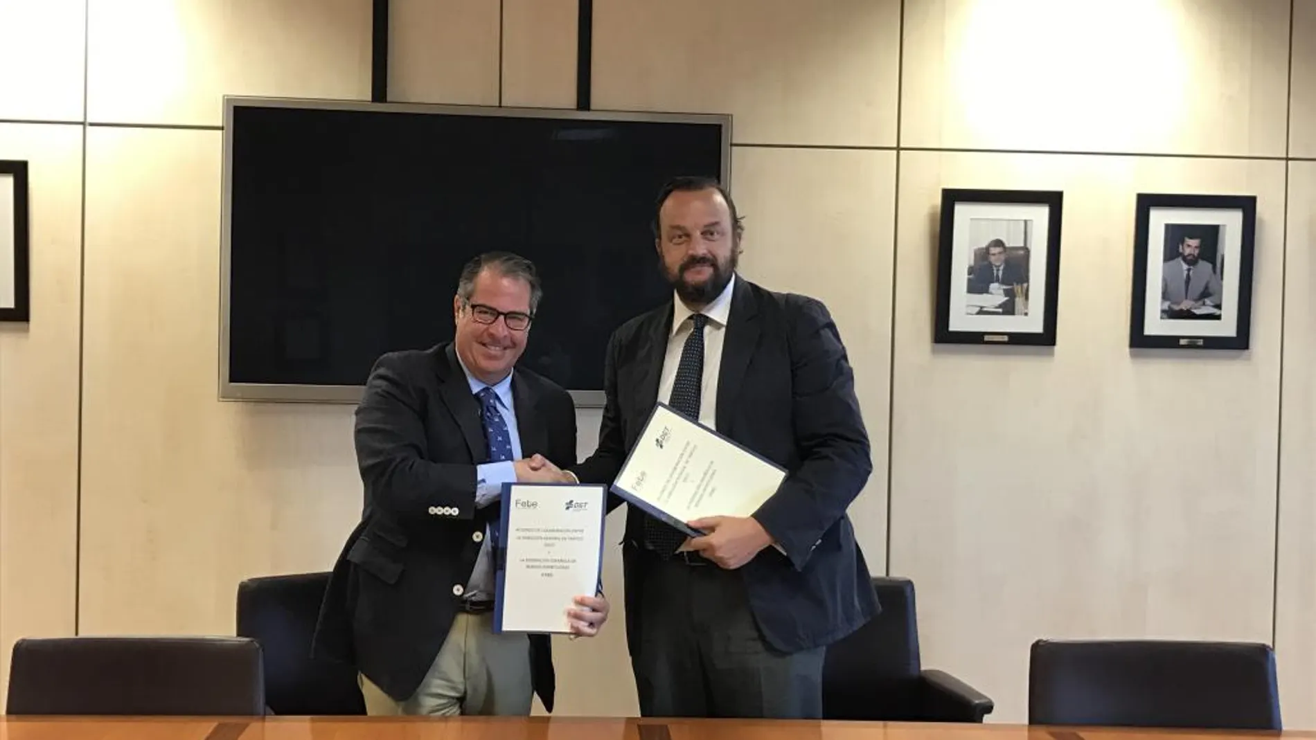 El director general de Tráfico, Gregorio Serrano, con el director general de la Federación de Bebidas Espirituosas (FEBE), Bosco Torremocha, tras la firma del convenio