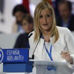 Cristina Cifuentes, presidenta de la Comunidad de Madrid y del Congreso Nacional del PP por ser anfitriona, se dirige a los compromisarios