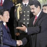Nicolás Maduro le estrecha la mano al vicepresiente chino, Ly Yuanchao, de visita en Venezuela