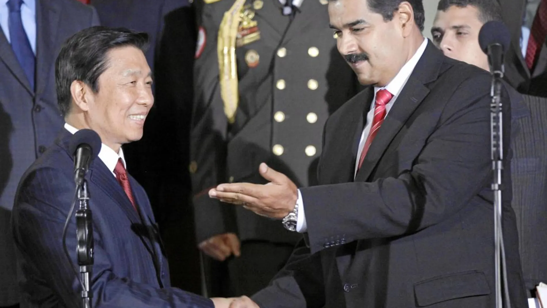 Nicolás Maduro le estrecha la mano al vicepresiente chino, Ly Yuanchao, de visita en Venezuela