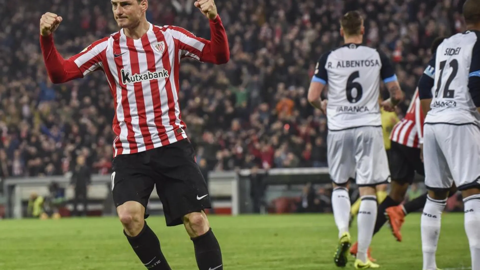 El delantero del Athletic de Bilbao, Aritz Aduriz, celebra su gol ante el Deportivo de La Coruña