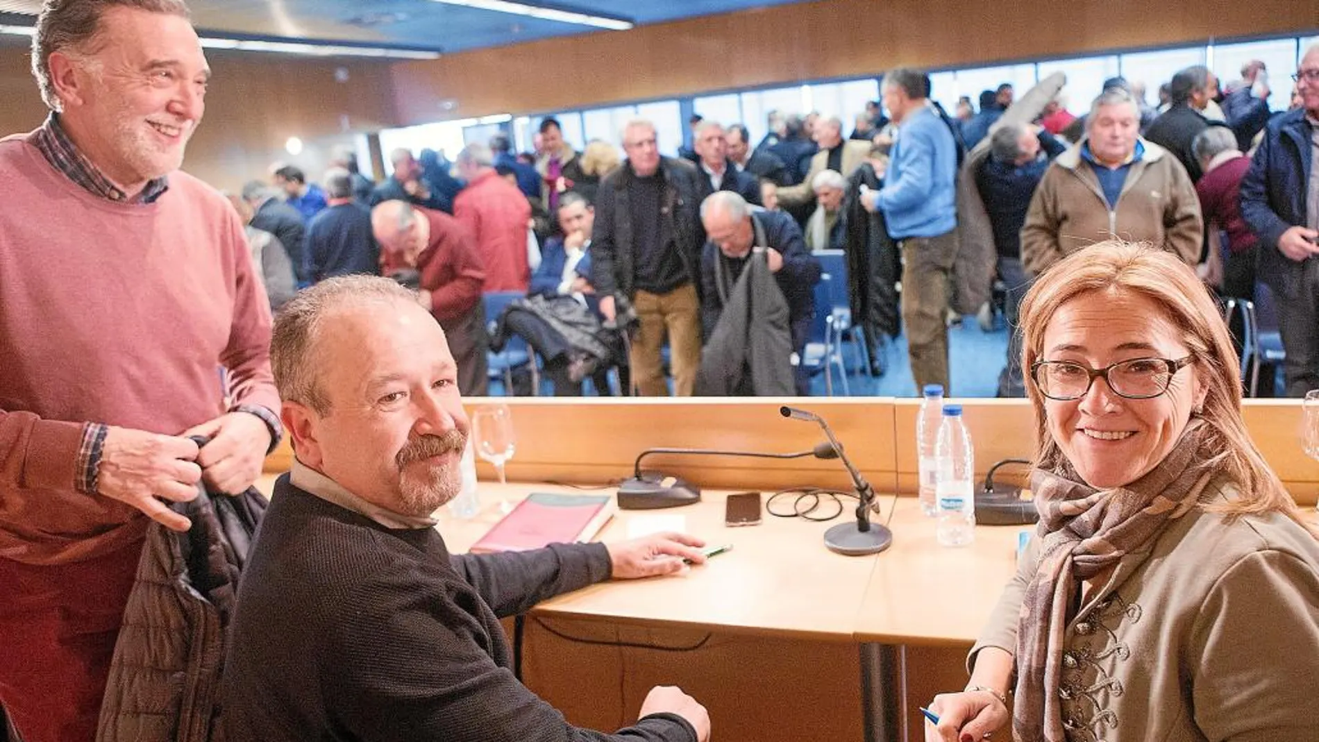 Mayte Martín, Raúl Rodríguez y Miguel Alejo, antes de empezar la reunión