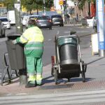Un operario de limpieza en una calle de Madrid.