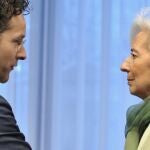 El presidente del Eurogrupo, Jeroen Dijsselbloem, informó en la rueda de prensa tras la reunión de que el rescate incluye "ambiciosas medidas"en el ámbito de la consolidación fiscal, las reformas estructurales y las privatizaciones, así como "acciones determinantes"para salvaguardar la estabilidad financiera.