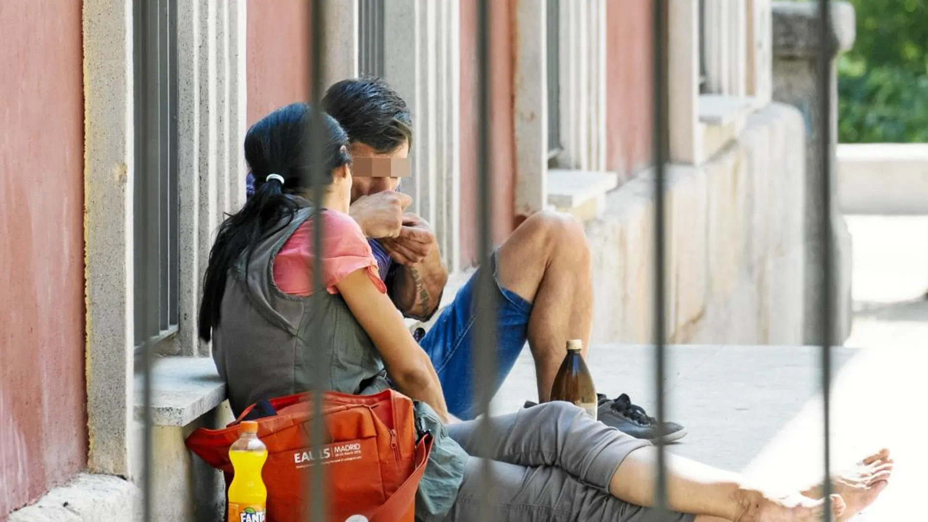 Un hombre se fuma un «chino» (heroína sobre papel de aluminio) a plena luz del día. Foto: Jesús G. Feria