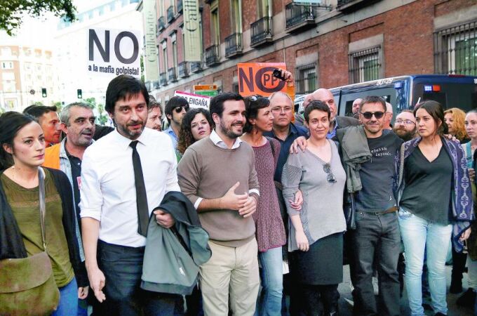 Rafael Mayoral, Alberto Garzón y Juan Carlos Monedero, entre otros miembros de Podemos que se sumaron a la manifestación. Monedero llevaba una camiseta en la que se podía leer: «La rebelión empieza leyendo».