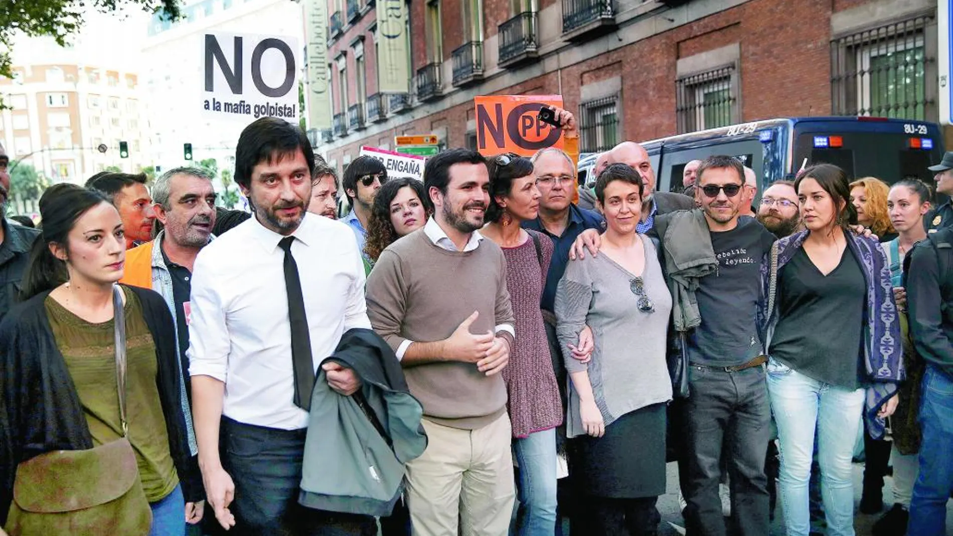 Rafael Mayoral, Alberto Garzón y Juan Carlos Monedero, entre otros miembros de Podemos que se sumaron a la manifestación. Monedero llevaba una camiseta en la que se podía leer: «La rebelión empieza leyendo».