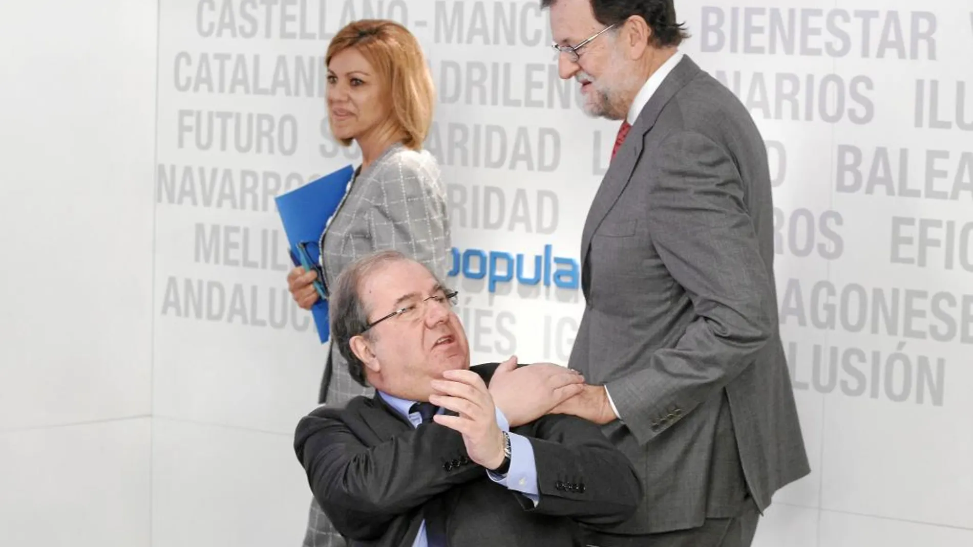 El presidente Herrera saluda a Rajoy, en presencia de Cospedal, al inicio del Comité Ejecutivo Nacional del PP
