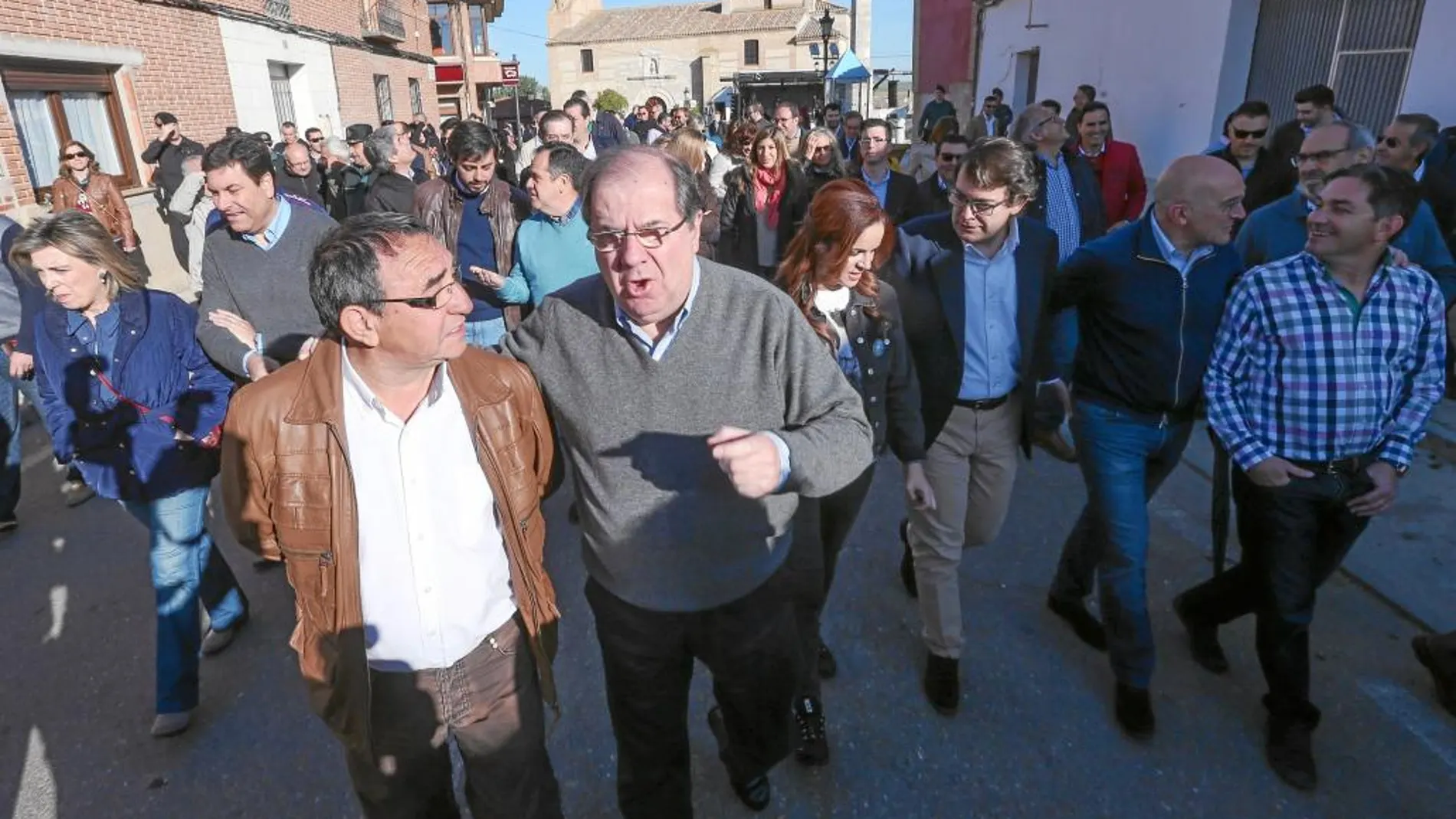 El presidente Juan Vicente Herrera conversa con el alcalde de Villalar, Luis Alonso, en presencia de María José Salgueiro, Carlos Fernández Carriedo, Silvia Clemente, Alfonso Fernández Mañueco y Jesús Julio Carnero, entre otros