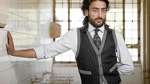 Moisés Saavedra con un «total look» de Scalpers, incluidas las calaveras de la corbata, logo de referencia de la firma.
