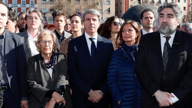 El presidente de la Comunidad de Madrid, Ángel Garrido, junto a la alcaldesa de Madrid, Manuela Carmena, la presidenta de la Asamblea de Madrid, Paloma Adrados; y el delegado del Gobierno, José Manuel Rodríguez Uribe en el acto In Memoriam por las víctimas del 11-M en Atocha.