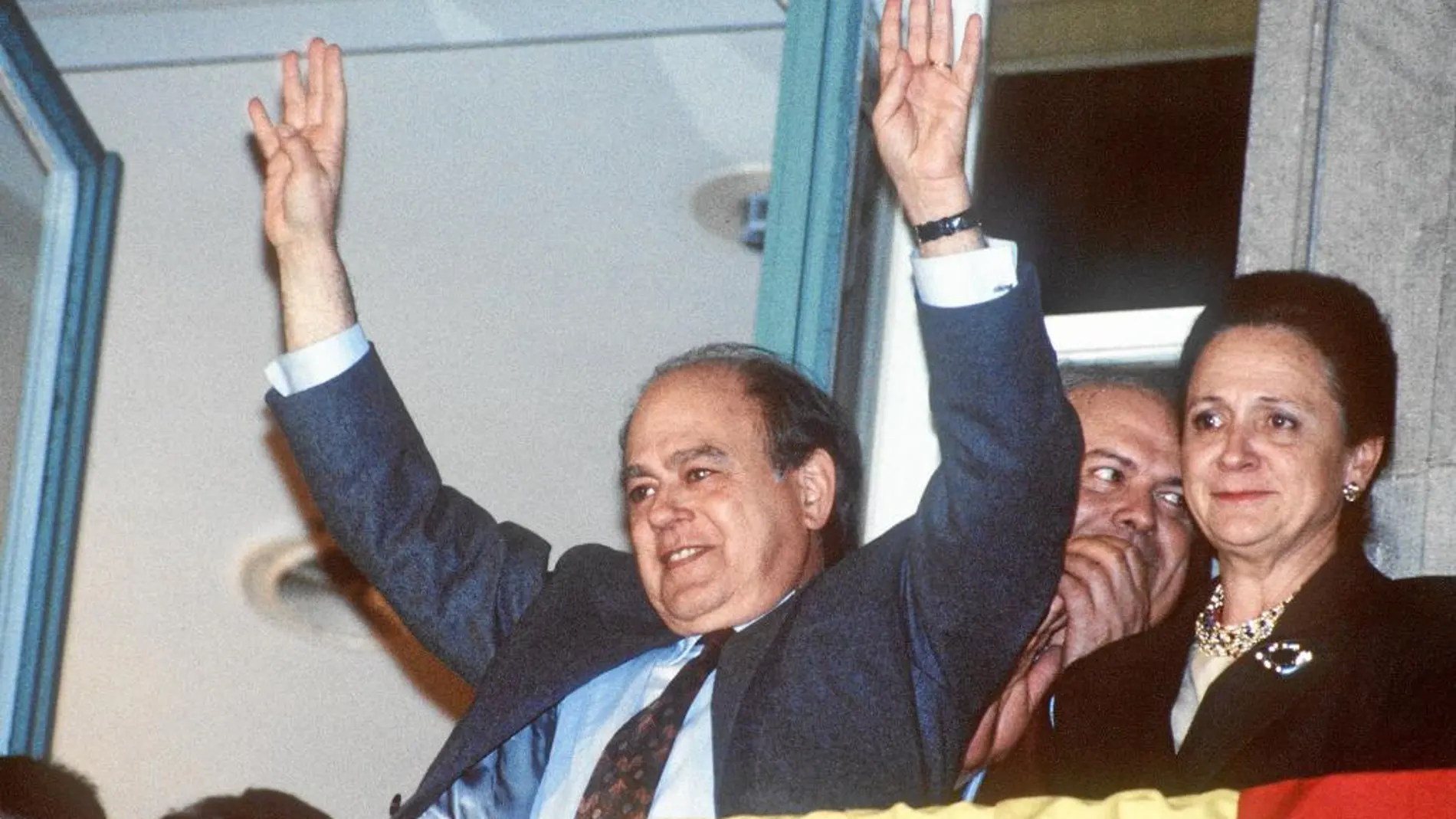 Jordi Pujol y su esposa, Marta Ferrusola, celebran en marzo de 1992 la tercera mayoría absoluta del candidato de CiU, que le mantenía como president