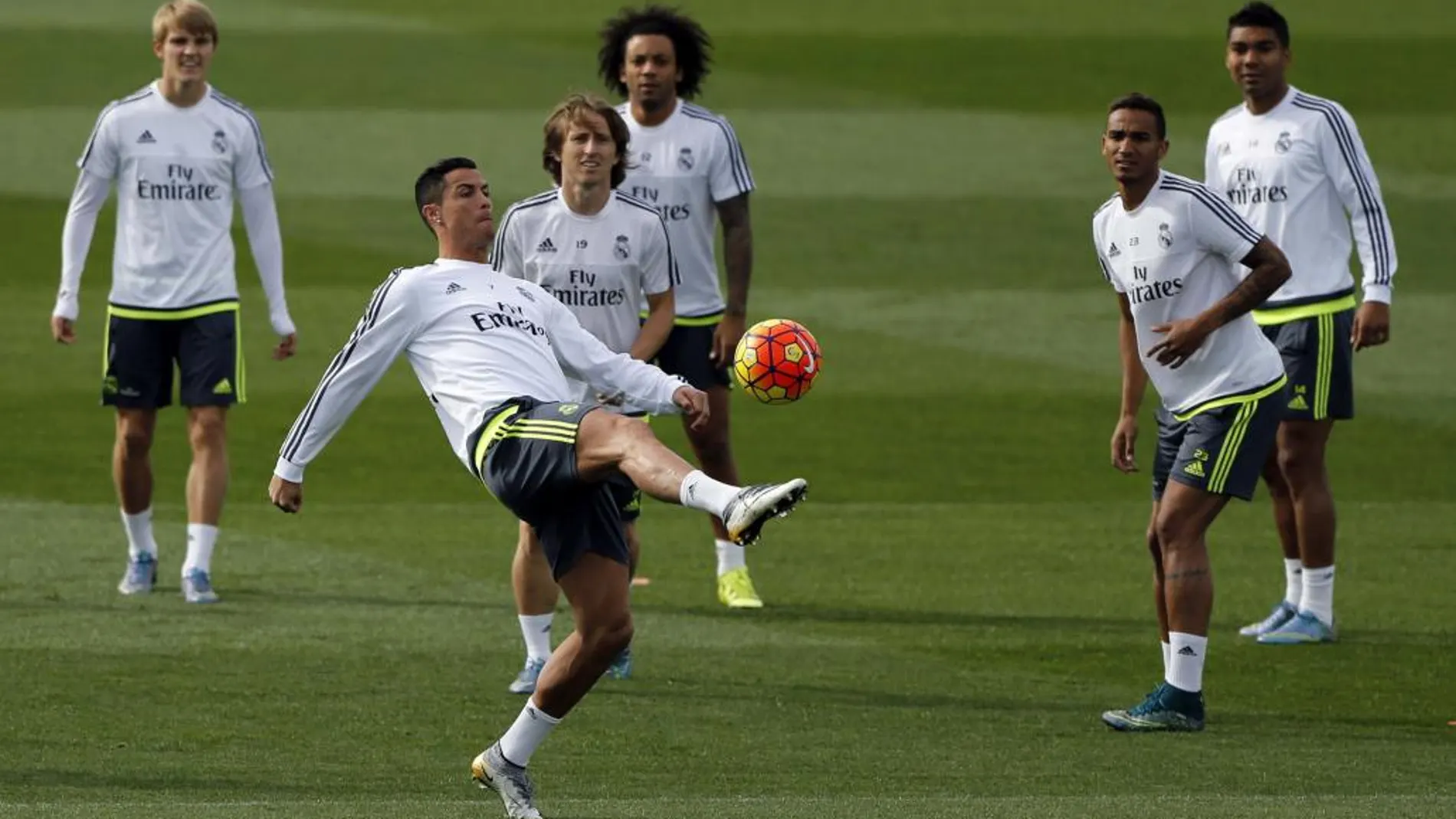 Los jugadores del Real Madrid durante el entrenamiento en Valdebebas