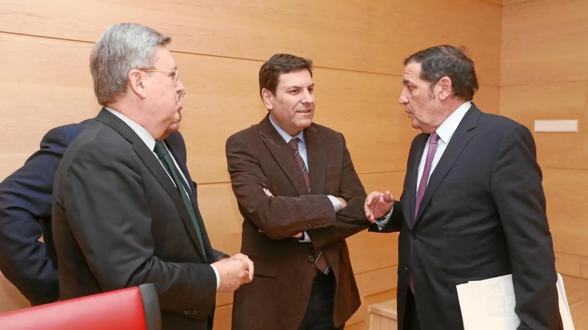 Antonio Sáez Aguado dialoga con Carlos Fernández Carriedo y José Manuel Fernández Santiago