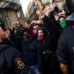 Manifestantes independentistas frente a los Mossos hoy en Barcelona. Reuters