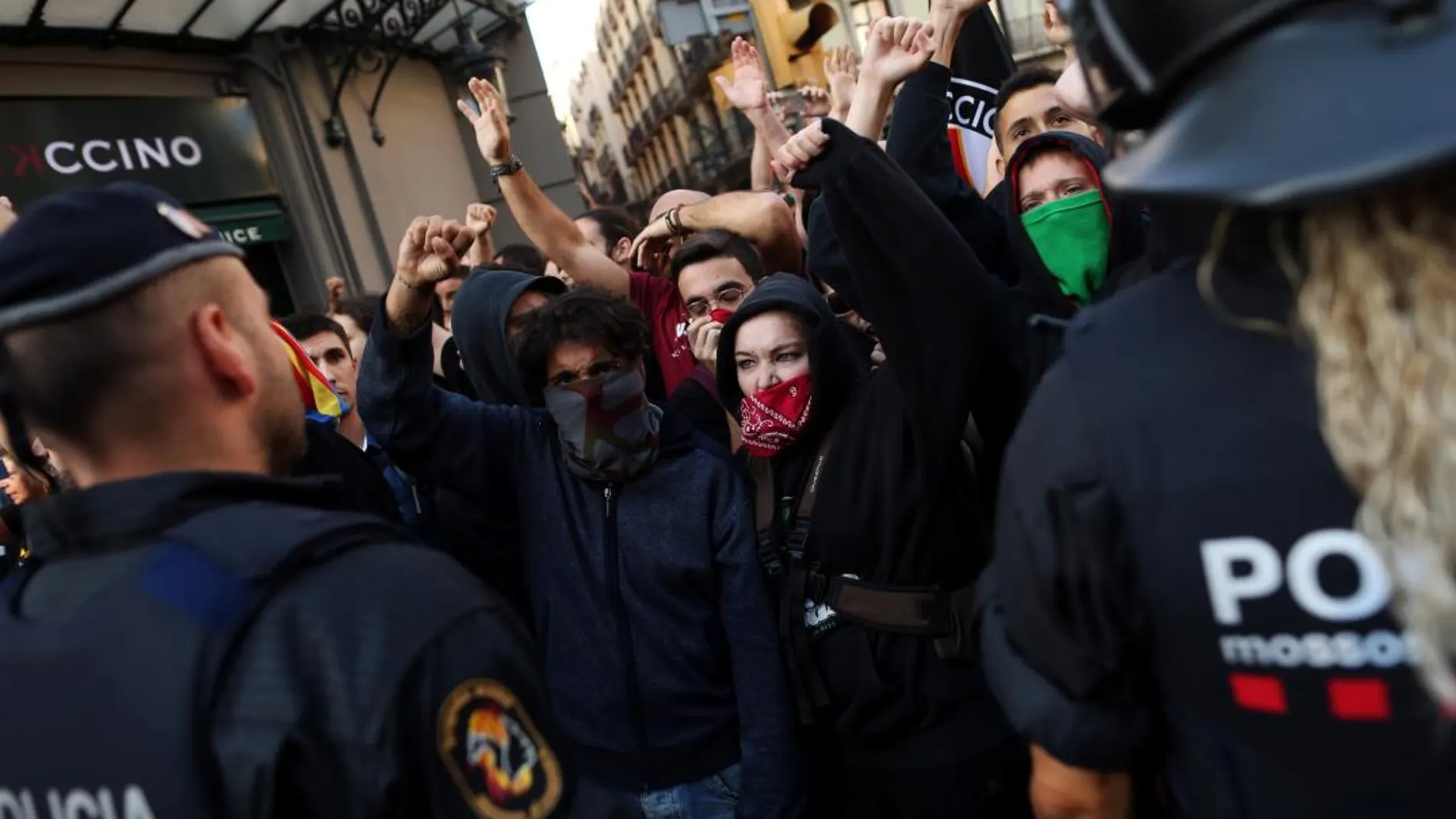Manifestantes independentistas frente a los Mossos hoy en Barcelona. Reuters