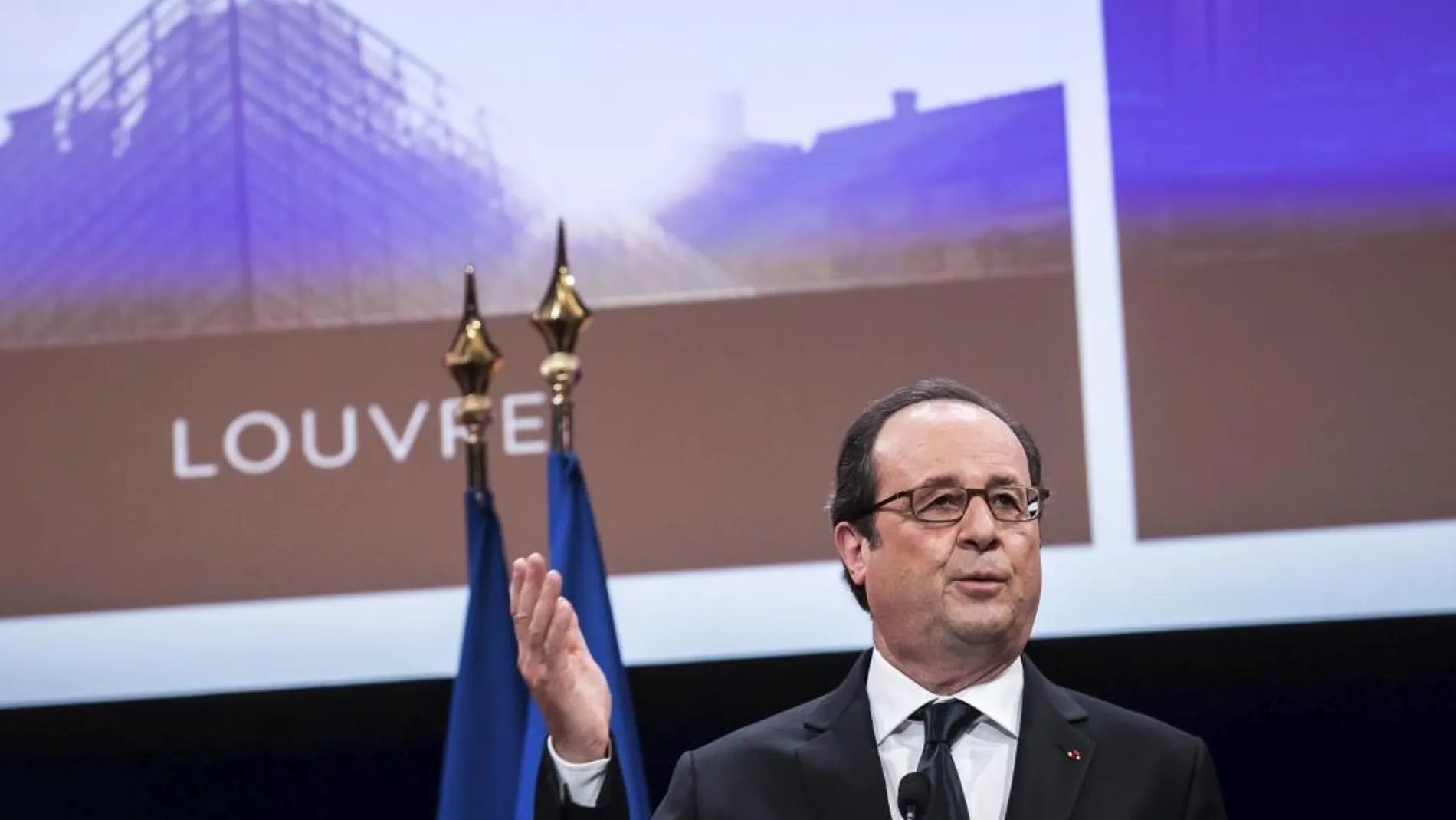 El presidente francés, François Hollande, pronuncia su discurso durante la inauguración de las reformas realizadas en varios espacios del Museo del Louvre.