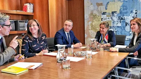 La vicepresidenta y consejera de Empleo, Rosa Valdeón, mantiene un encuentro de trabajo, junto al director general de la Fundación Secretariado Gitano, Isidro Rodríguez, y a la directora de la misma entidad, Mar Fresno