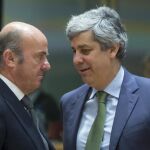 El ministro español de Economía, Luis de Guindos, conversa con el ministro de Finanzas portugués, Mario Centeno
