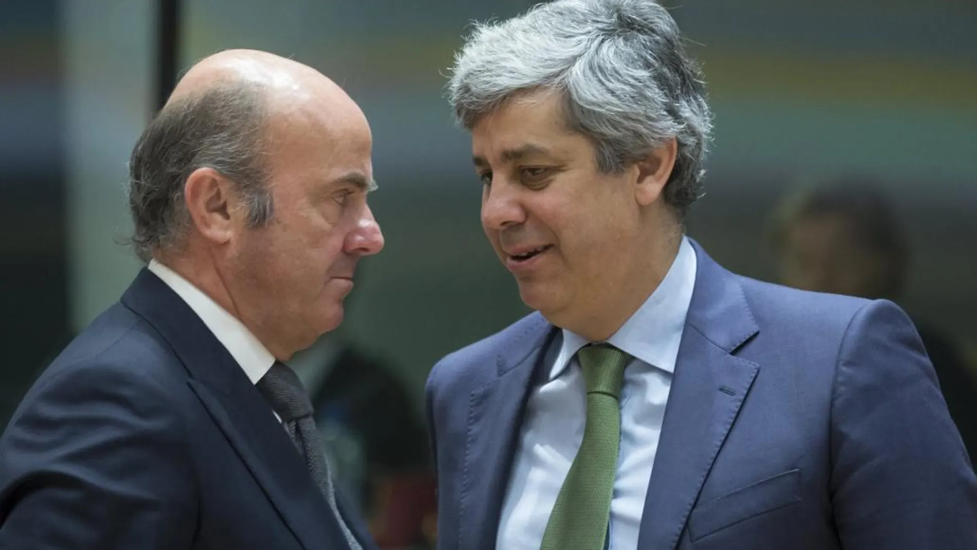 El ministro español de Economía, Luis de Guindos, conversa con el ministro de Finanzas portugués, Mario Centeno