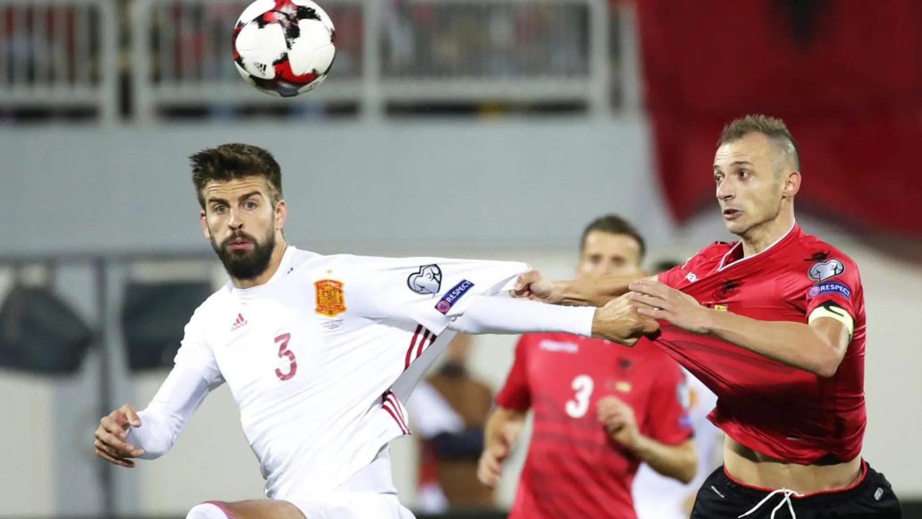 Piqué durante el partido contra Albania