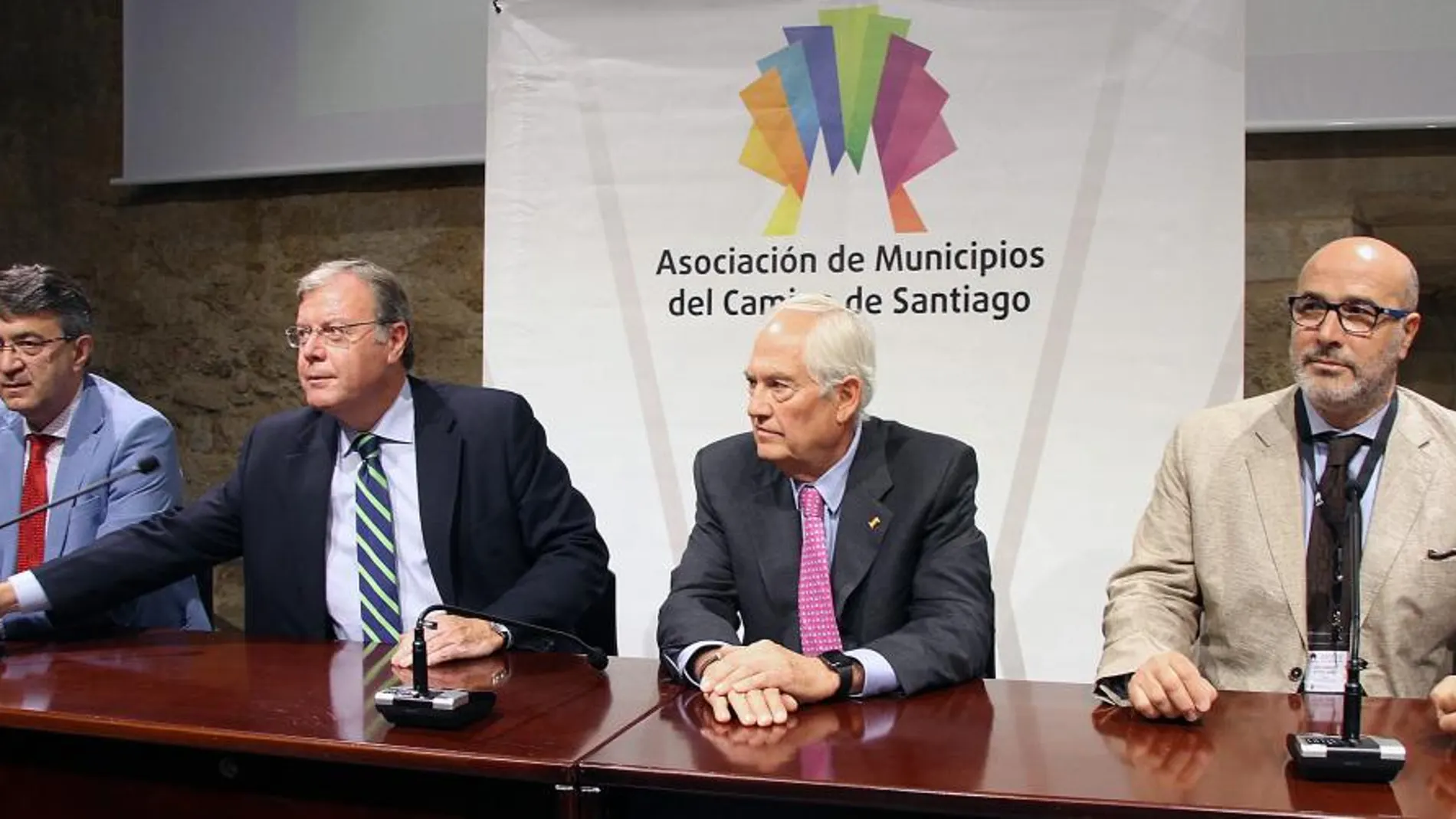 El alcalde de León, Antonio Silván, acompañado por Juan Martínez Majo, Guillermo García y José Manuel Otero, inauguran la Mesa técnica del Camino de Santiago