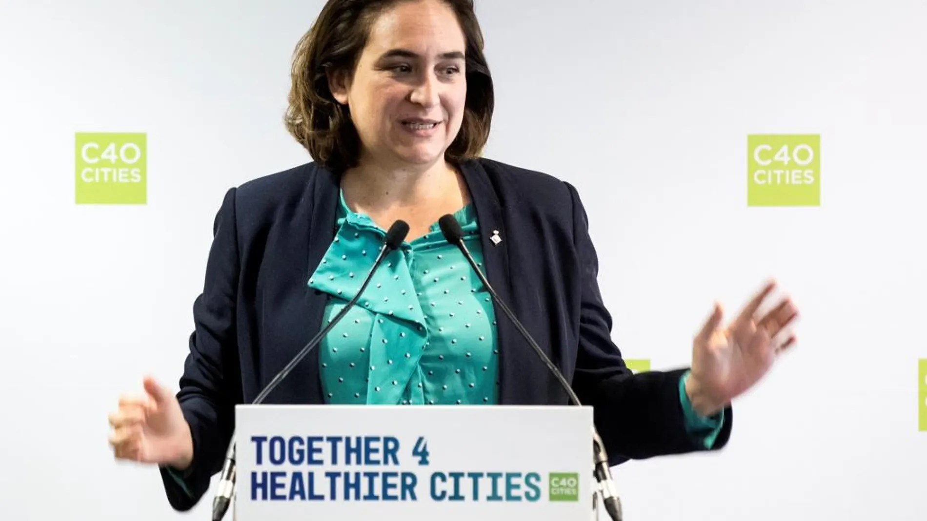 La alcaldesa de Barcelona, Ada Colau, durante una rueda de prensa en el marco de la conferencia Citylab 2017 en el Hotel Internacional de París (Francia), celebrada ayer/ Efe