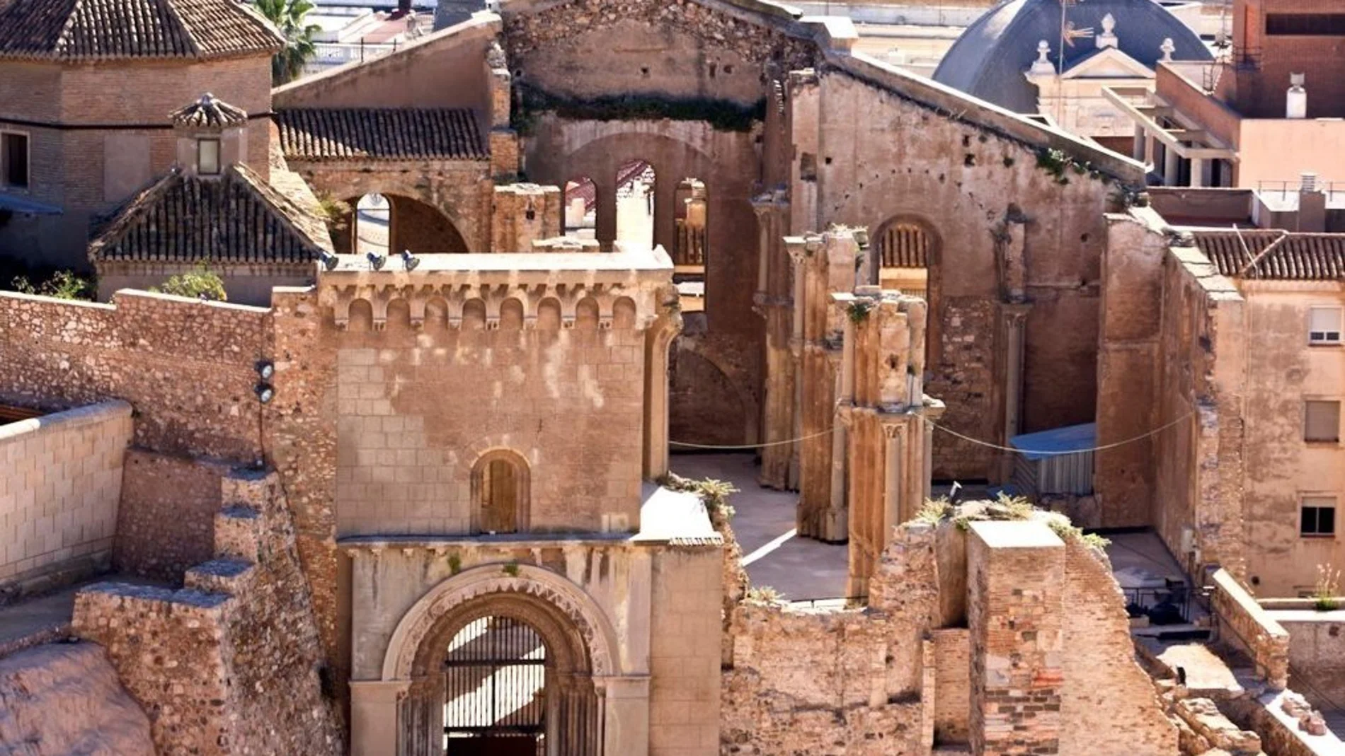 La Catedral de Santa María, sigue inmersa en un grave deterioro que se incrementa por la falta de una cubierta, según los técnicos de Patrimonio de la Consejería de Cultura. LA RAZÓN