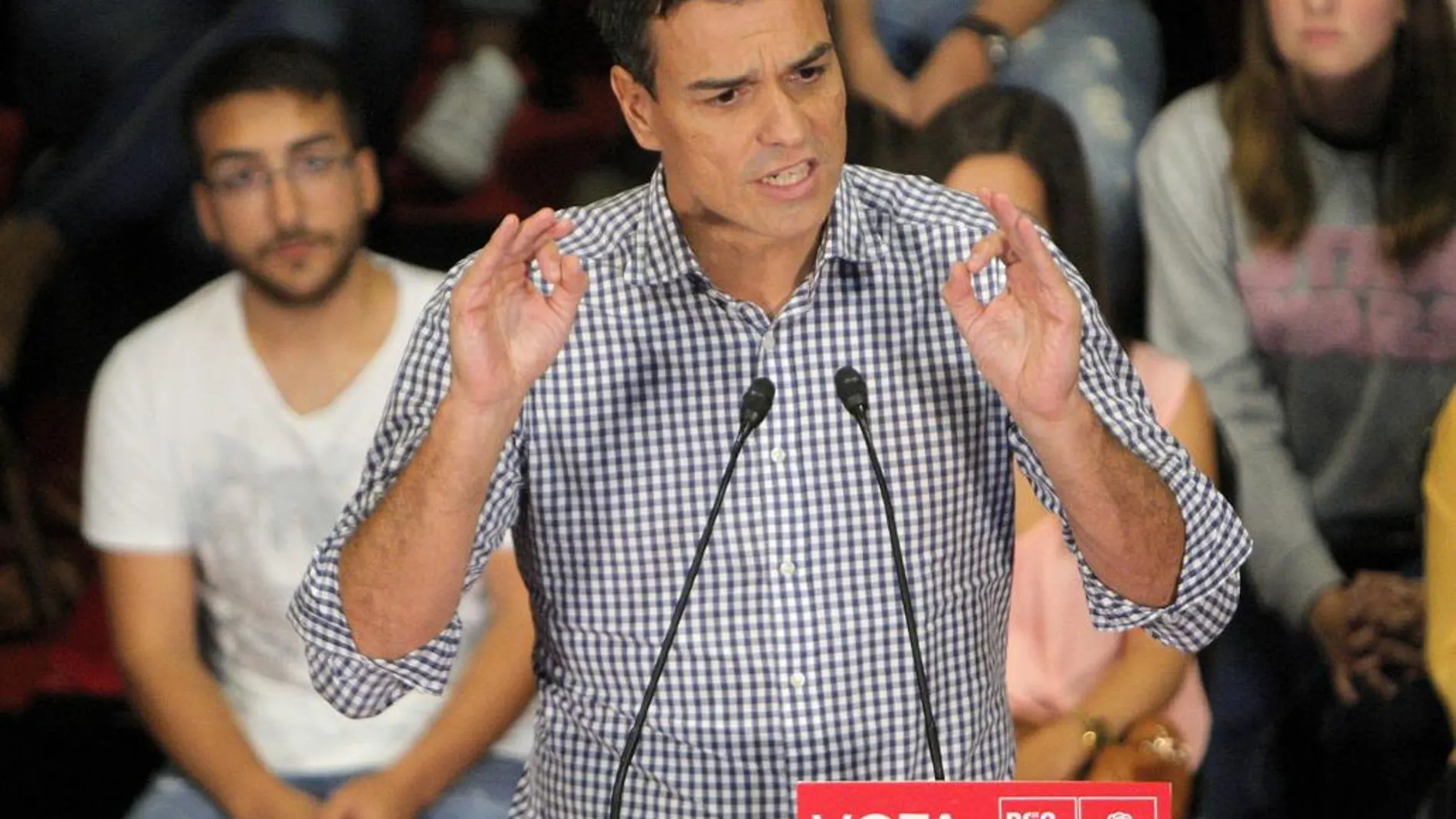 El secretario general del PSOE, Pedro Sánchez durante su intervención en un mitin en Santiago de Compostela