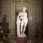 Hércules apoya su clava en el Palacio Real