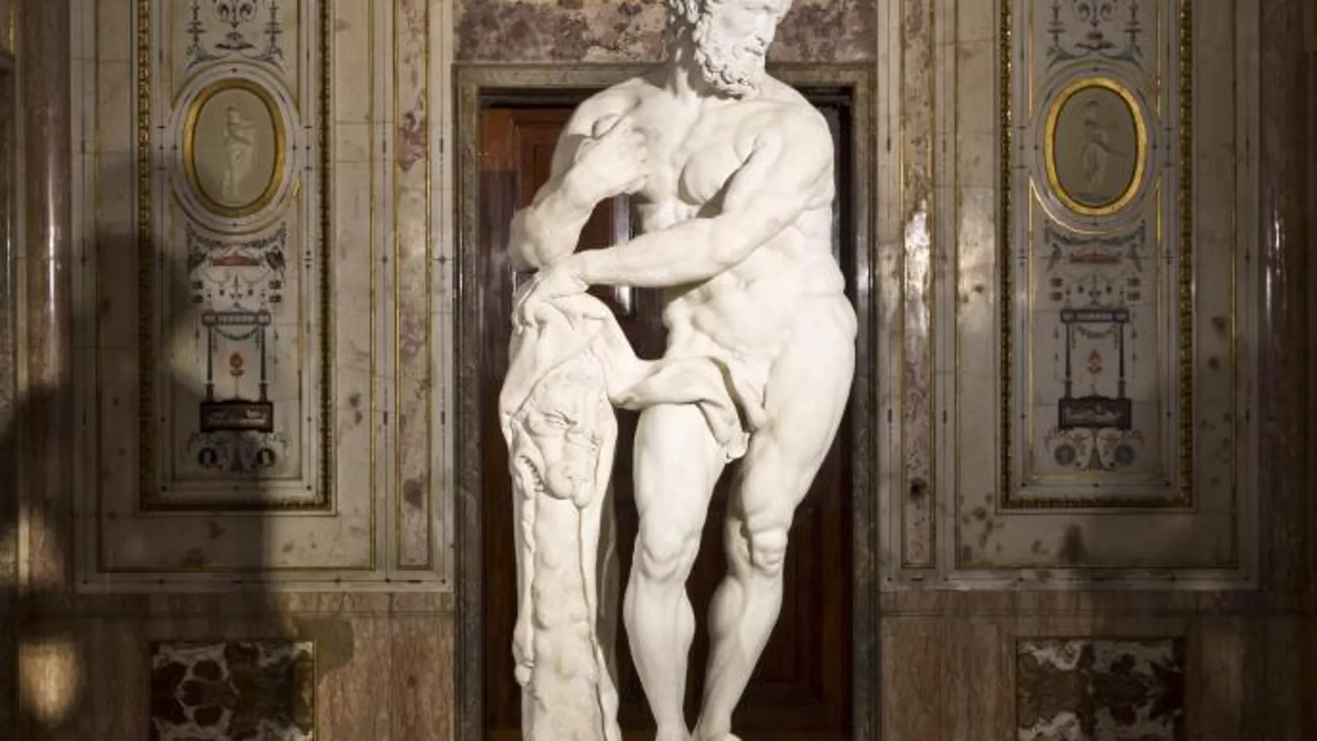 Hércules apoya su clava en el Palacio Real