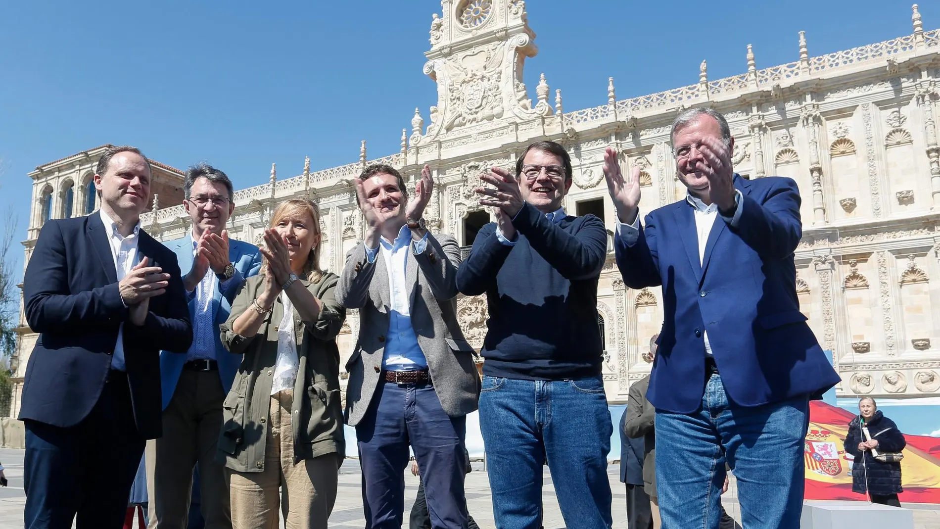 Daniel Lacalle, Juan Martínez Majo, Carmen González, Pablo Casado, Alfonso Fernández Mañueco y Antonio Silván, durante el acto del Partido Popular celebrado en León