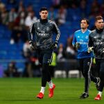Thibaut Courtois y Luca Zidane, en un calentamiento previo al partido