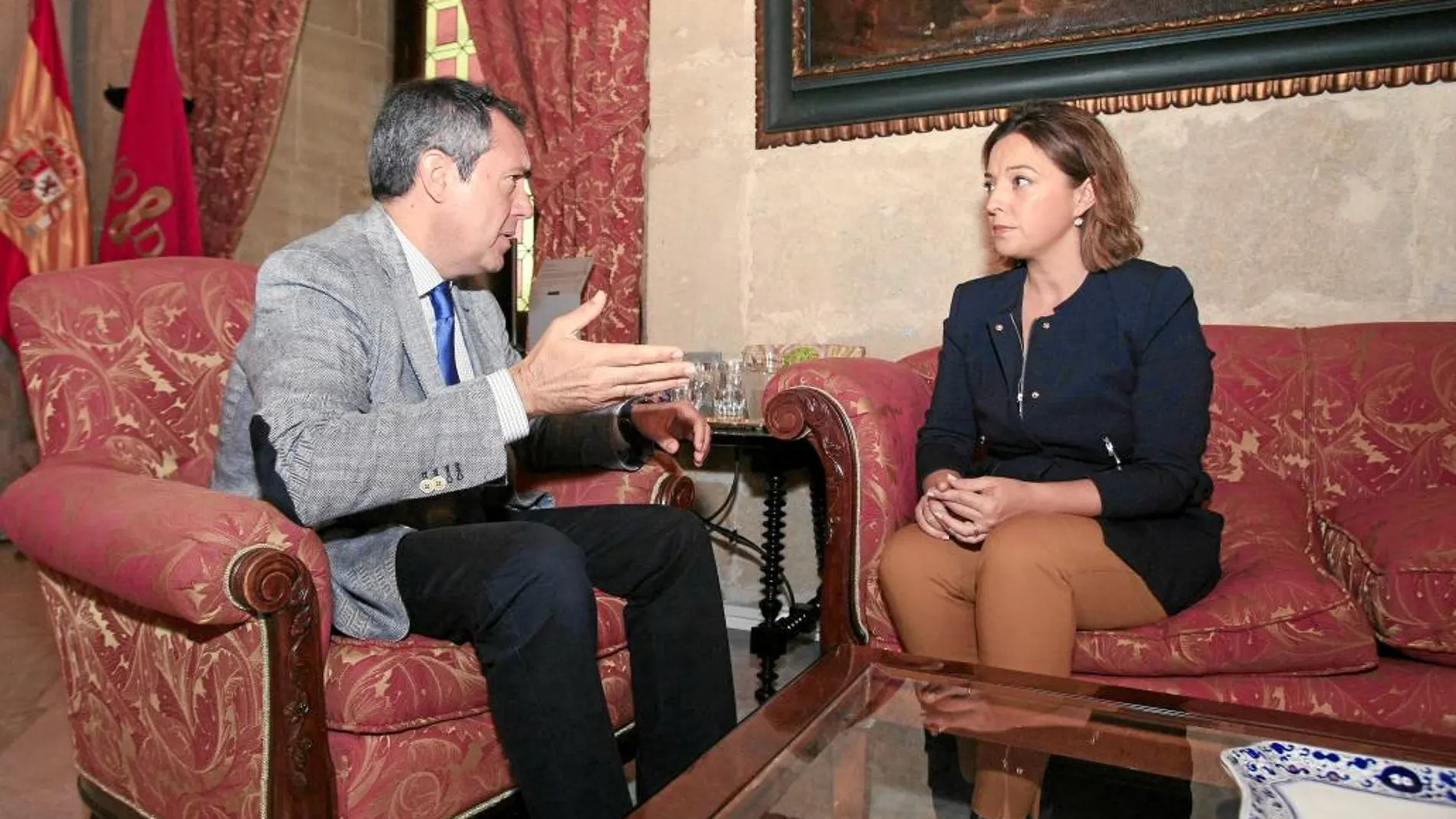 Espadas y Ambrosio, ayer, en el Consistorio hispalense