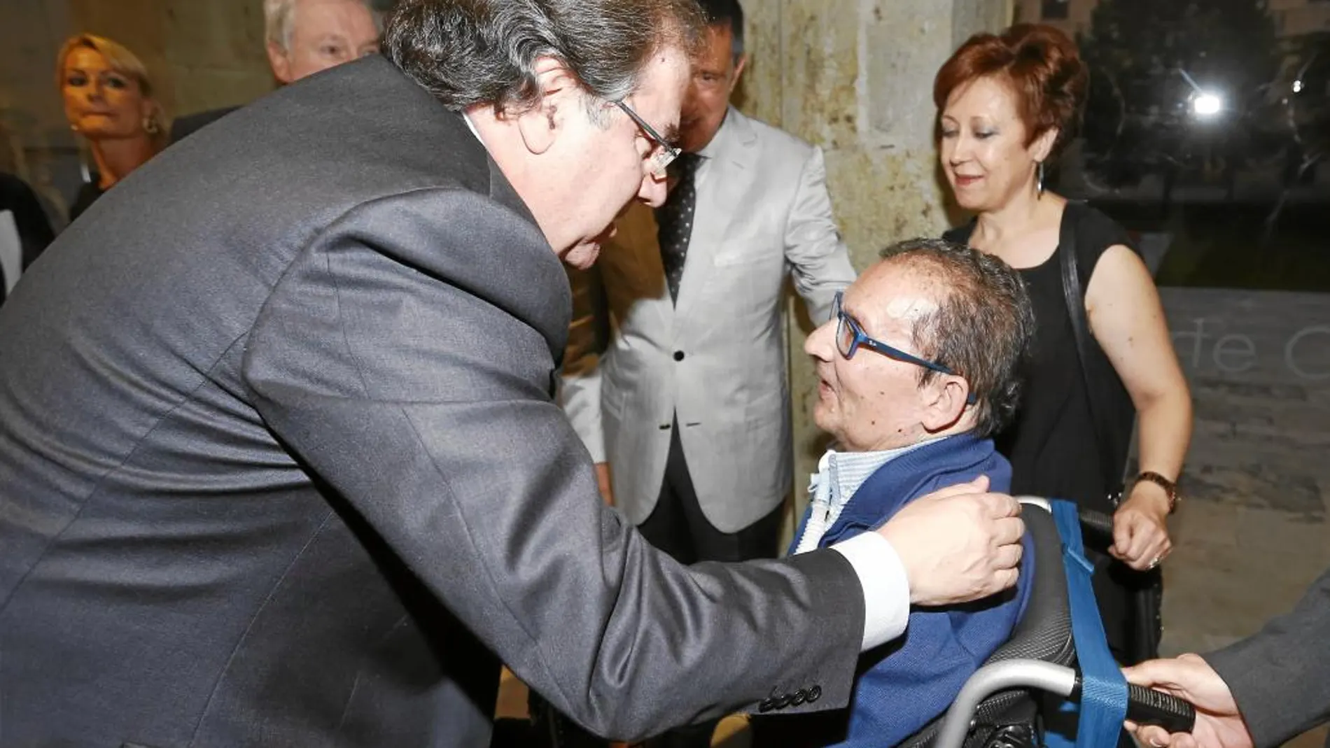 El presidente Juan Vicente Herrera felicita a Luis Lorenzo Navarro durante los Premios de LA RAZÓN
