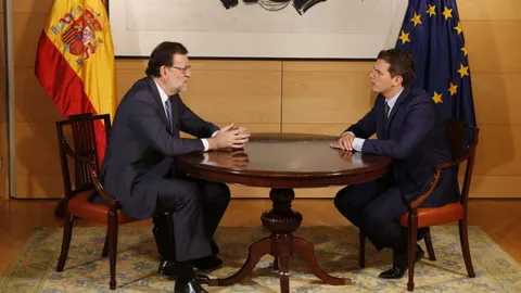 Toda la presión para el PSOE. Rajoy y Rivera coincidieron en su reunión de ayer en que el PSOE debe evitar unas terceras elecciones