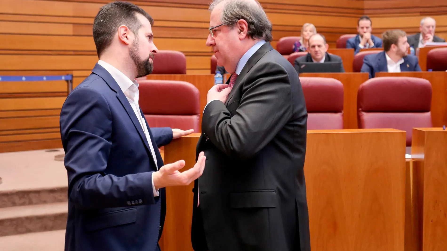 El presidente Juan Vicente Herrera y el socialista Luis Tudanca conversan en el hemiciclo de las Corte durante un receso