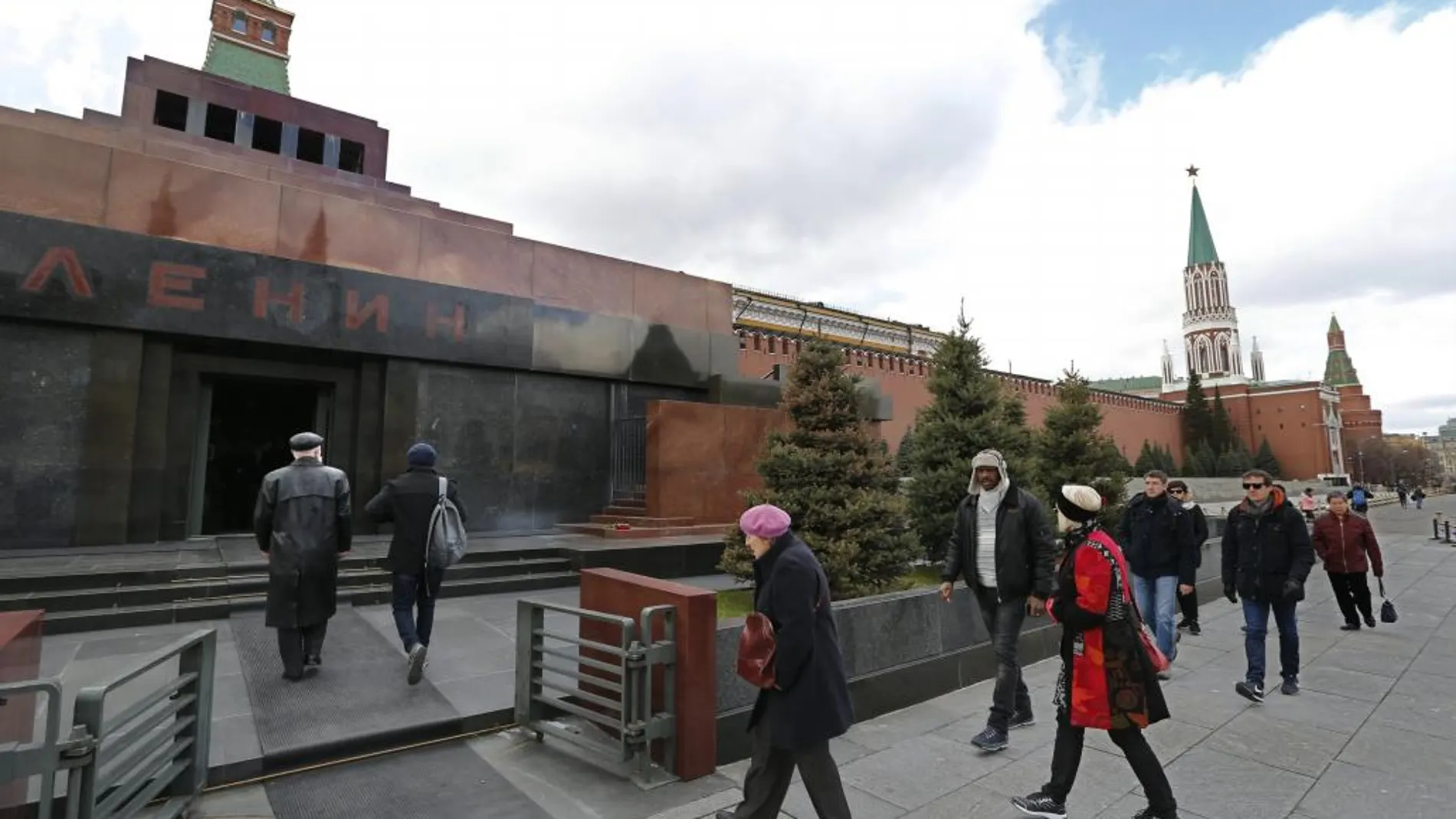 Moscovitas y turistas entran al mausoleo de Lenin en la Plaza Roja de Moscú esta semana