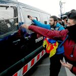 Simpatizantes independentistas ante el paso de un furgón de los Mossos d'Esquadra en Barcelona el pasado 21 de diciembre