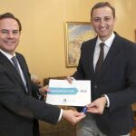 Carlos Castillo entregándole los presupuestos de 2016 al presidente de la Diputación de Alicante, César Sánchez