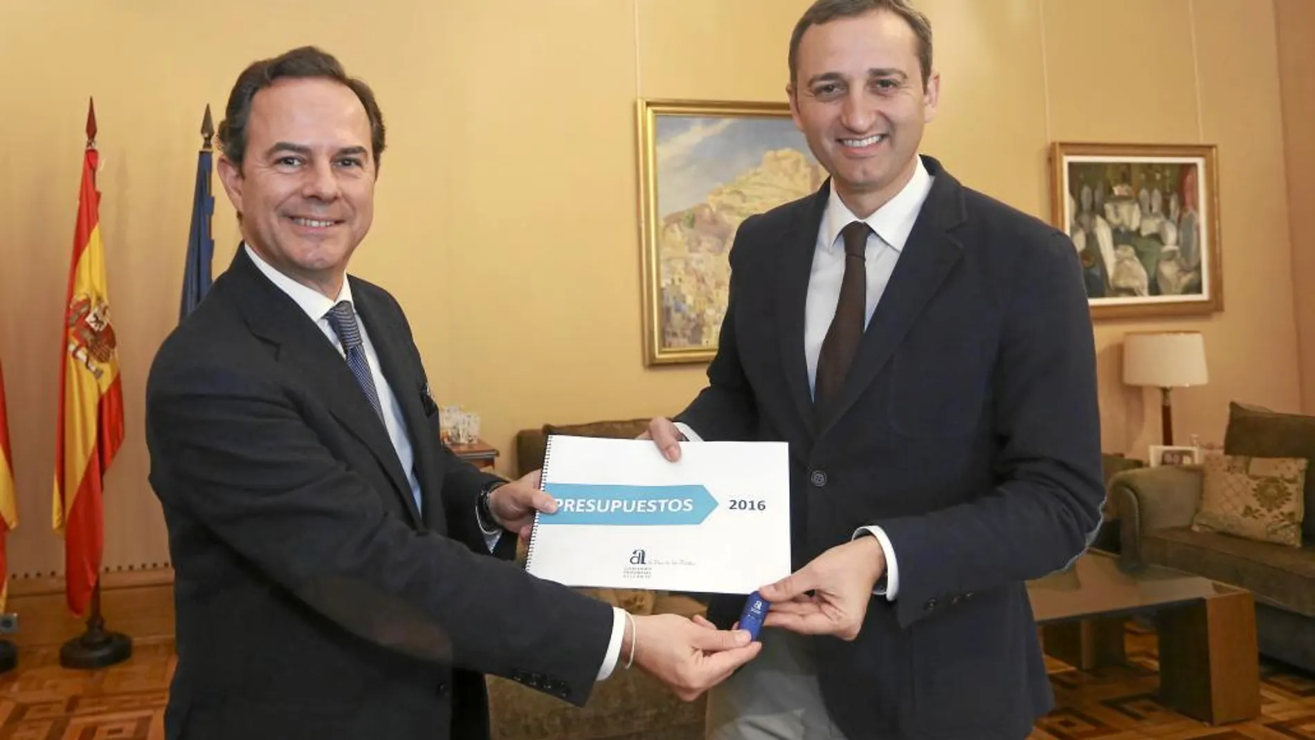 Carlos Castillo entregándole los presupuestos de 2016 al presidente de la Diputación de Alicante, César Sánchez