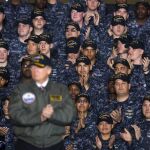 Donald J. Trump es aplaudido por marineros sobre la cubierta de vuelo del portaaviones Gerald R. Ford hoy, jueves, en Newport News, Virginia.
