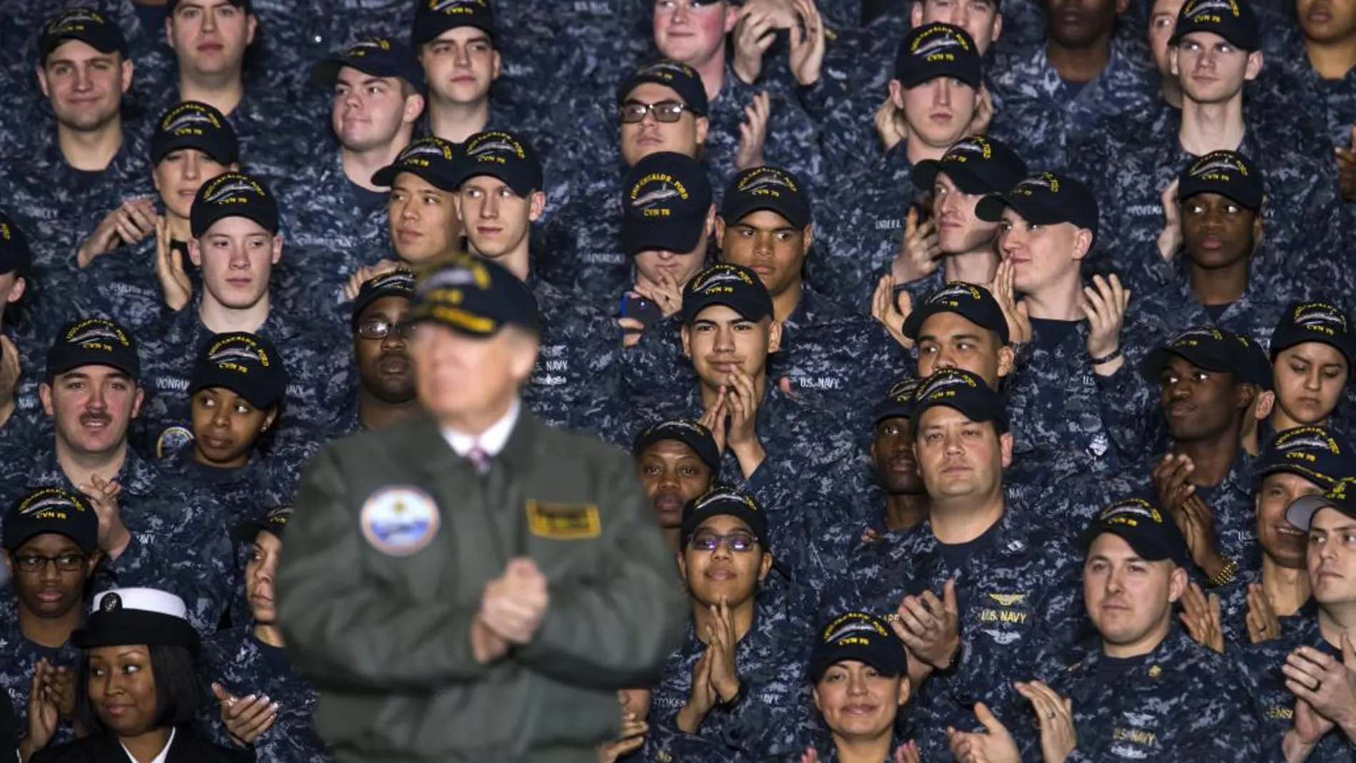 Donald J. Trump es aplaudido por marineros sobre la cubierta de vuelo del portaaviones Gerald R. Ford hoy, jueves, en Newport News, Virginia.