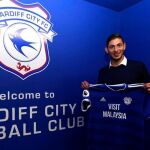 Emiliano Sala posa con la camiseta del Cardiff, club por el que acababa de fichar / Instragram de Emilio Salas
