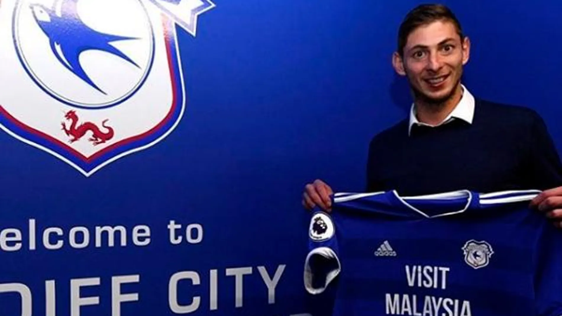 Emiliano Sala posa con la camiseta del Cardiff, club por el que acababa de fichar / Instragram de Emilio Salas