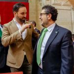 El líder nacional de VOX, Santiago Abascal, y el diputado de esa formación, el juez Francisco Serrano en el parlamento andaluz