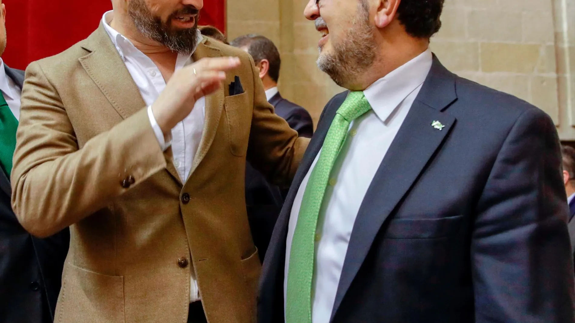 El líder nacional de VOX, Santiago Abascal, y el diputado de esa formación, el juez Francisco Serrano en el parlamento andaluz