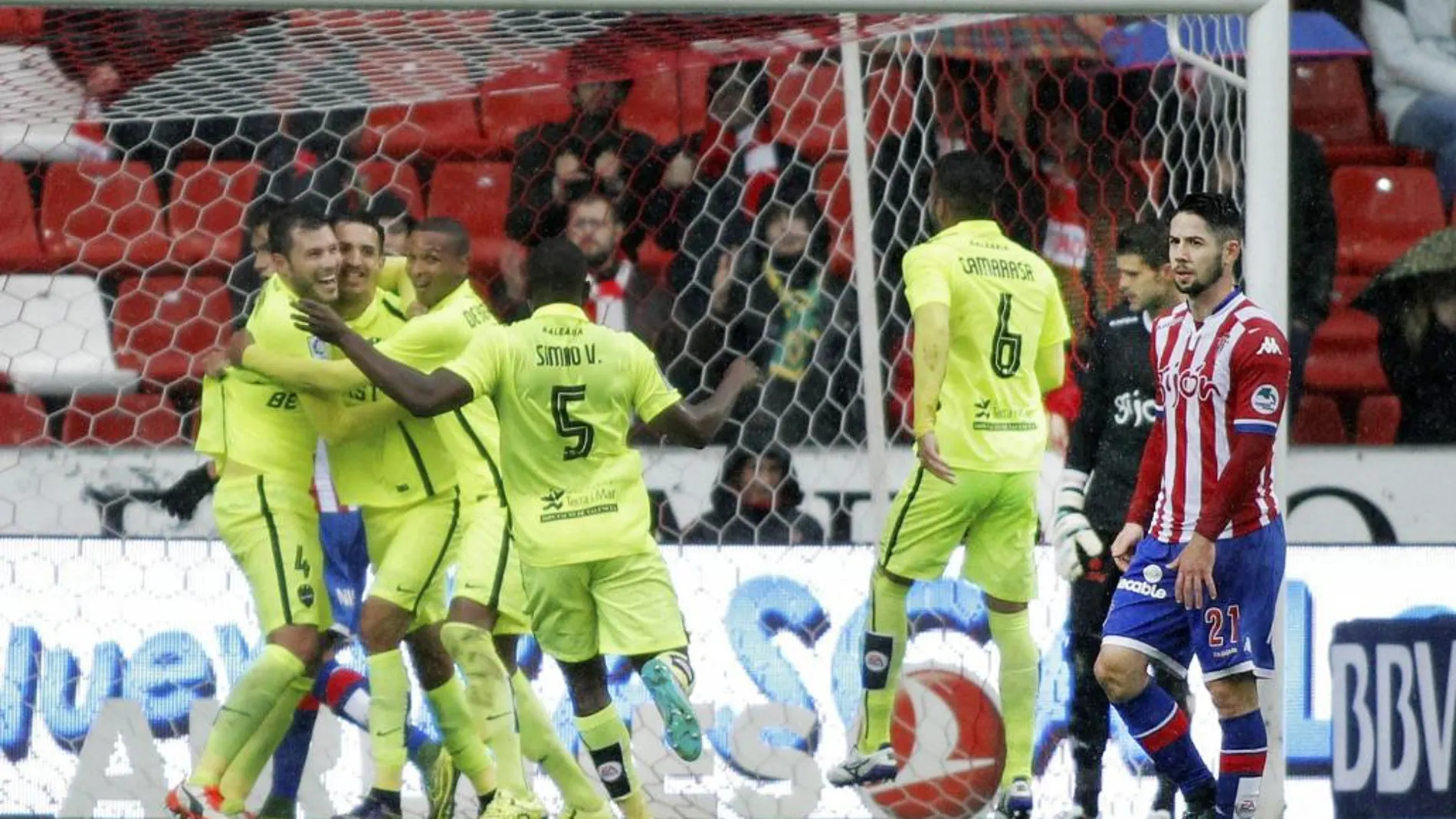 Los jugadores del Levante celebran el gol marcado por su compañero, el marroquí Zou Feddal
