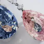 Los pendientes con el diamante azul &quot;Apollo&quot;y el diamante rosa &quot;Artemis&quot;durante la presentación de la subasta en Sotheby&#39;s en Ginebra (Suiza).
