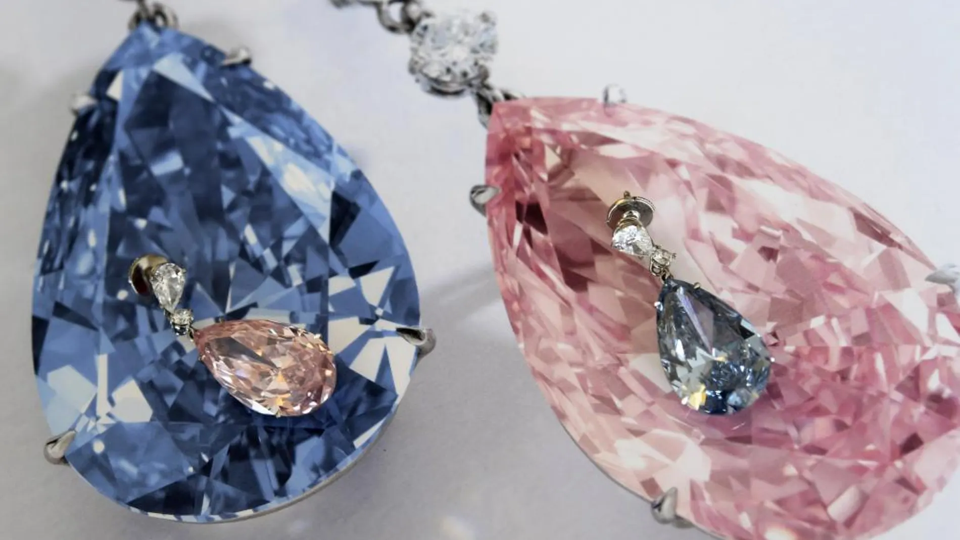 Los pendientes con el diamante azul "Apollo"y el diamante rosa "Artemis"durante la presentación de la subasta en Sotheby's en Ginebra (Suiza).